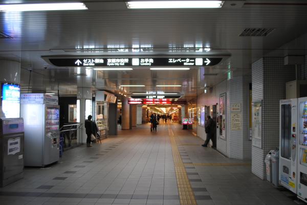 京都市役所前駅から続く地下街